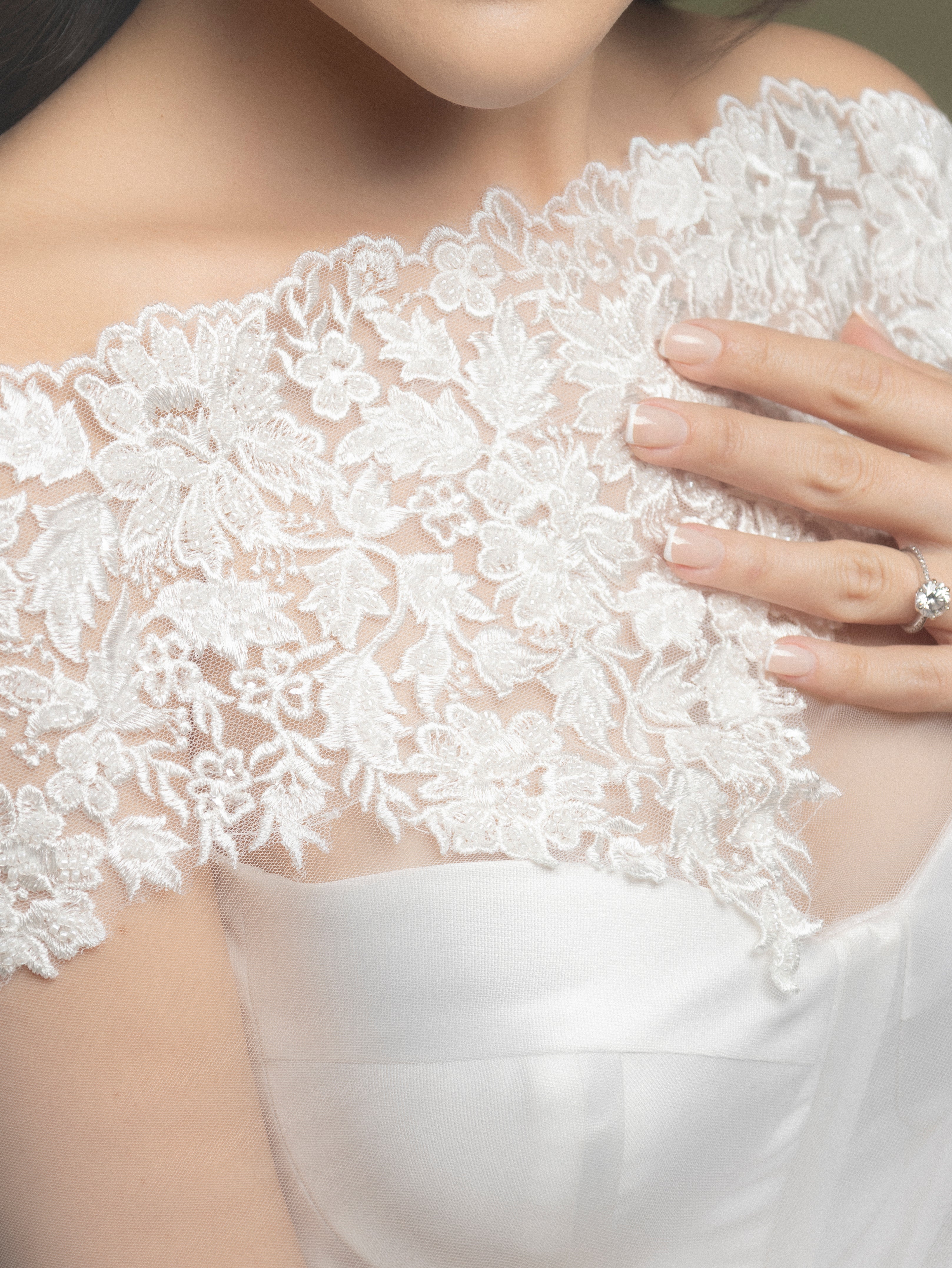 MANTILLA BLONDA FLORES