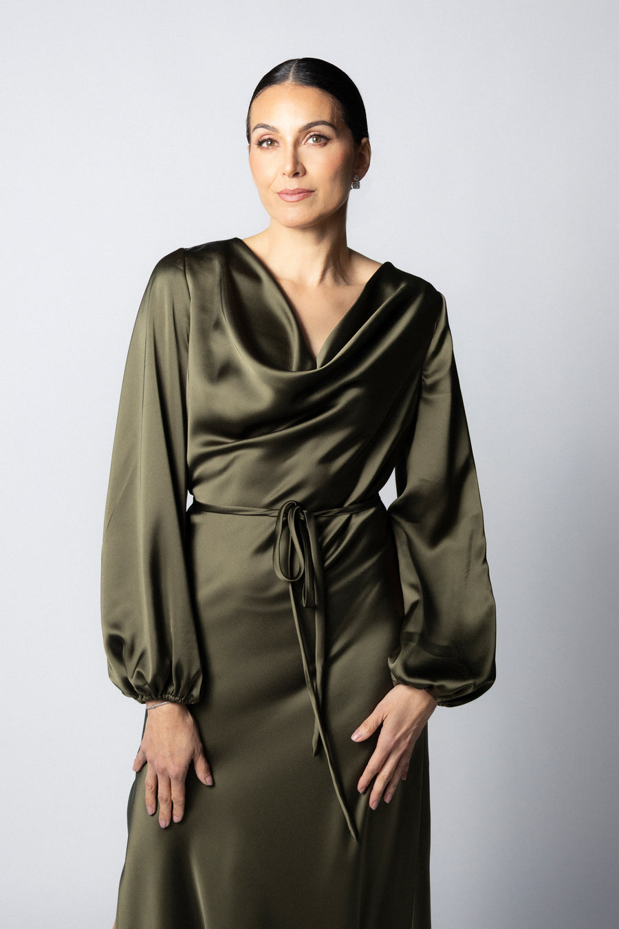 VESTIDO DESBOCADO CON MANGA LARGA OLIVO