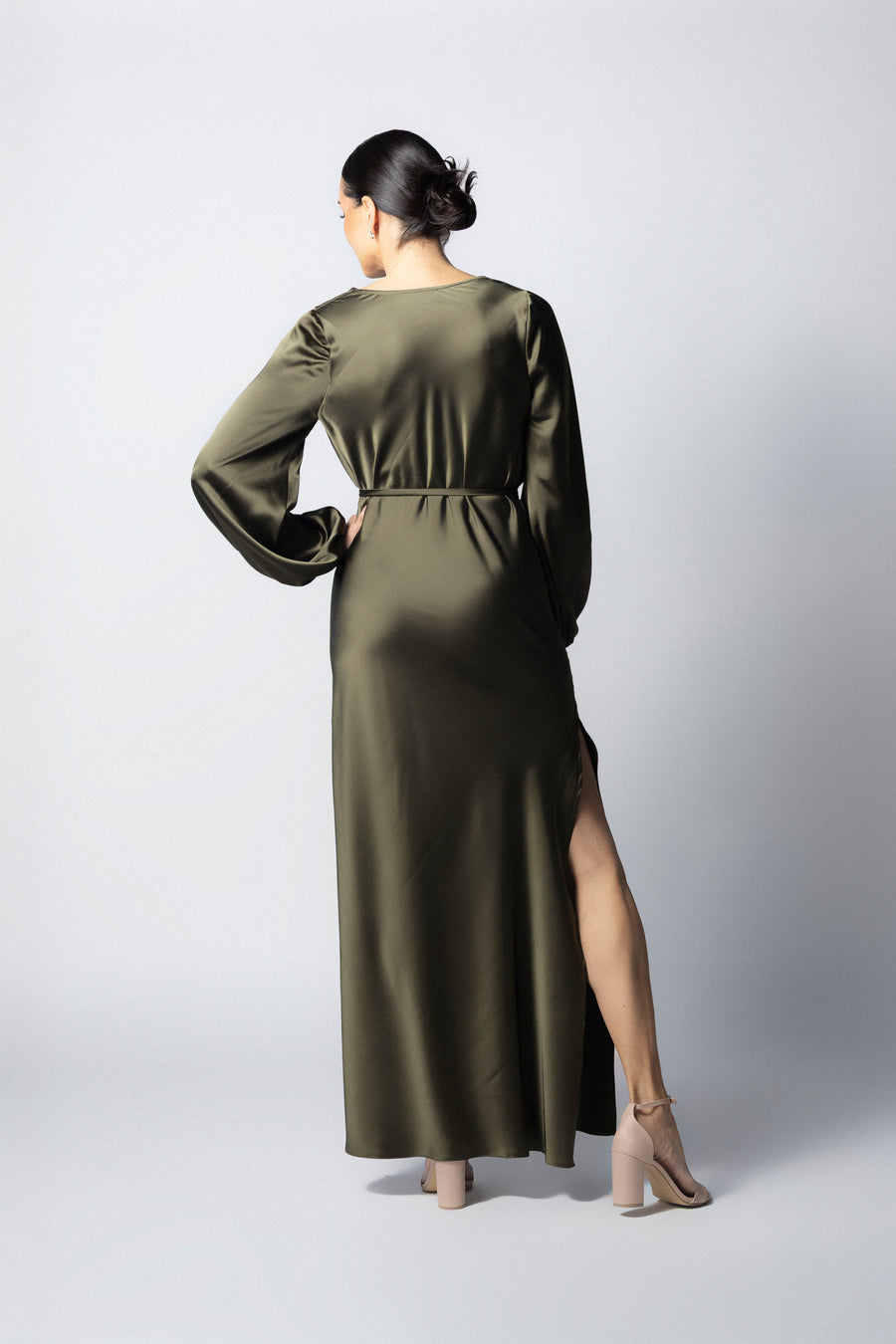 VESTIDO DESBOCADO CON MANGA LARGA OLIVO