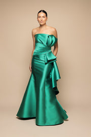 VESTIDO PALABRA DE HONOR CON OLANES AL COSTADO VERDE ESMERALDA