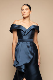 VESTIDO ESCOTE BARCO FALDA OLANES AZUL MARINO