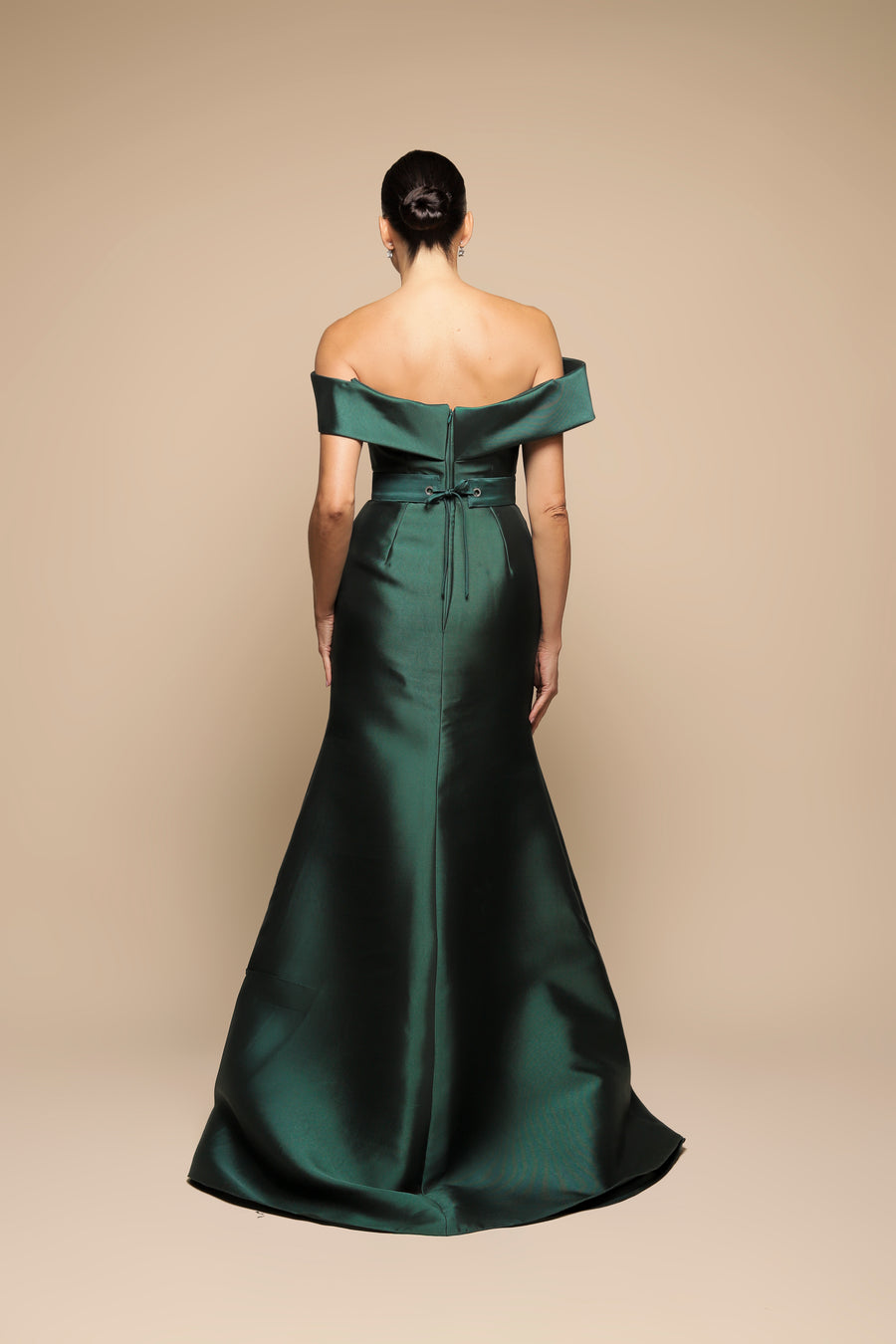 VESTIDO ESCOTE BARCO FALDA OLANES VERDE BOTELLA