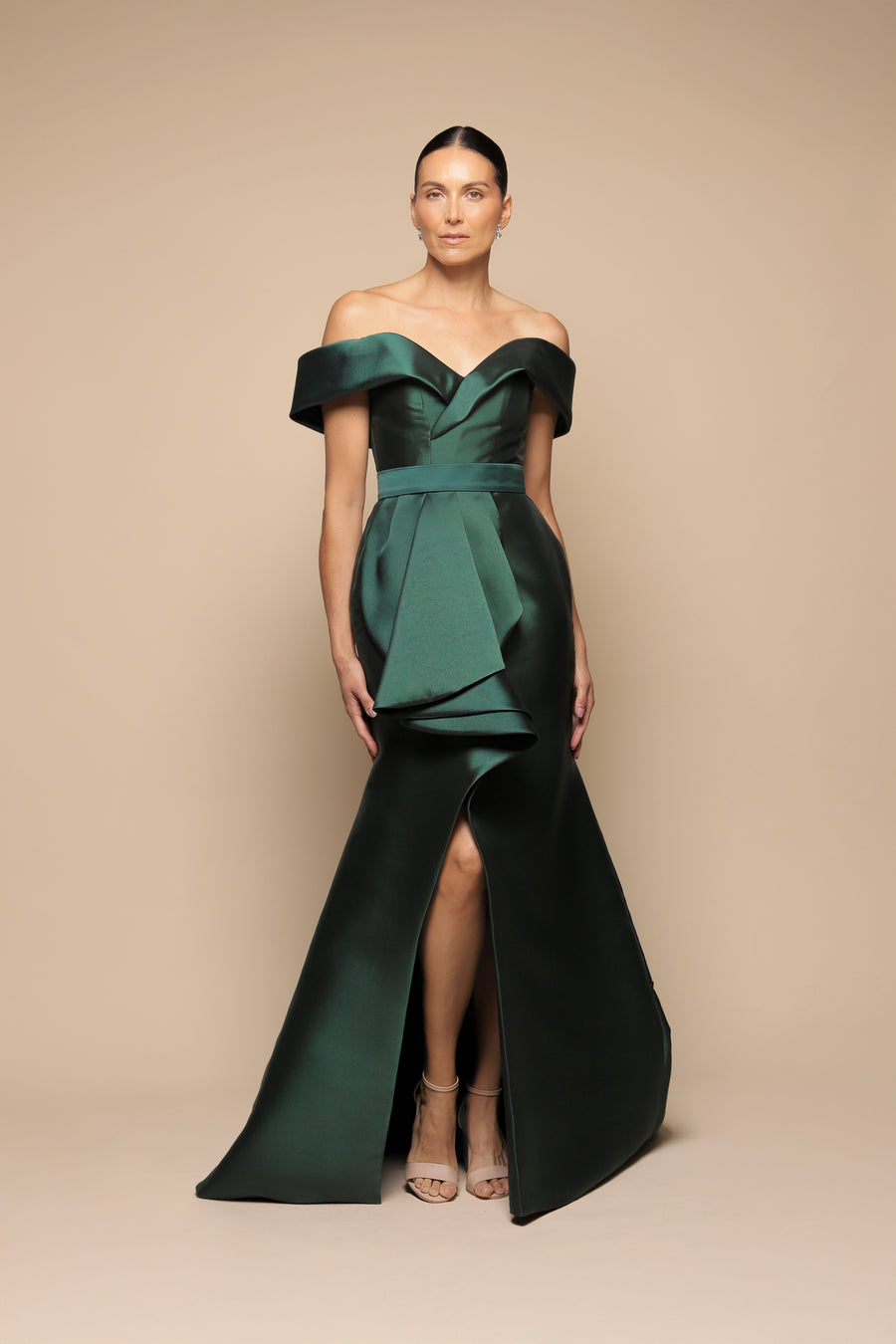 VESTIDO ESCOTE BARCO FALDA OLANES VERDE BOTELLA