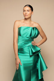 VESTIDO PALABRA DE HONOR CON OLANES AL COSTADO VERDE ESMERALDA