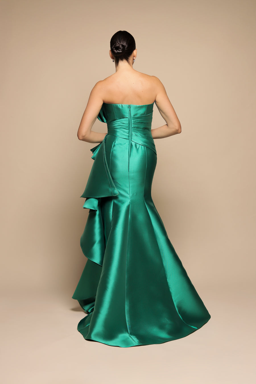 VESTIDO PALABRA DE HONOR CON OLANES AL COSTADO VERDE ESMERALDA