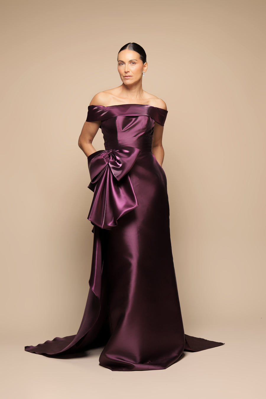 VESTIDO ESCOTE BARCO CON MEDIA CAUDA UVA