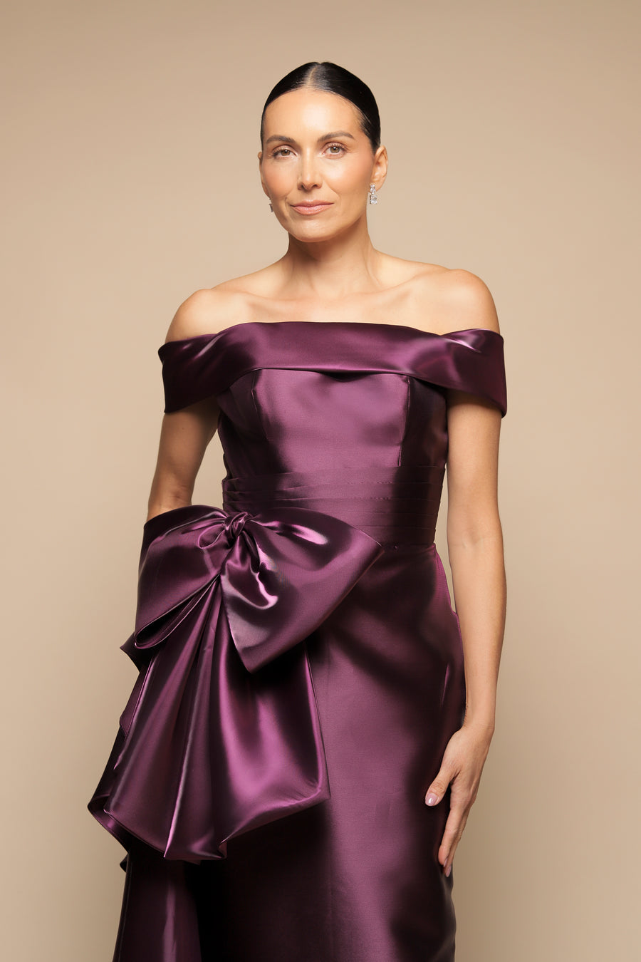 VESTIDO ESCOTE BARCO CON MEDIA CAUDA UVA