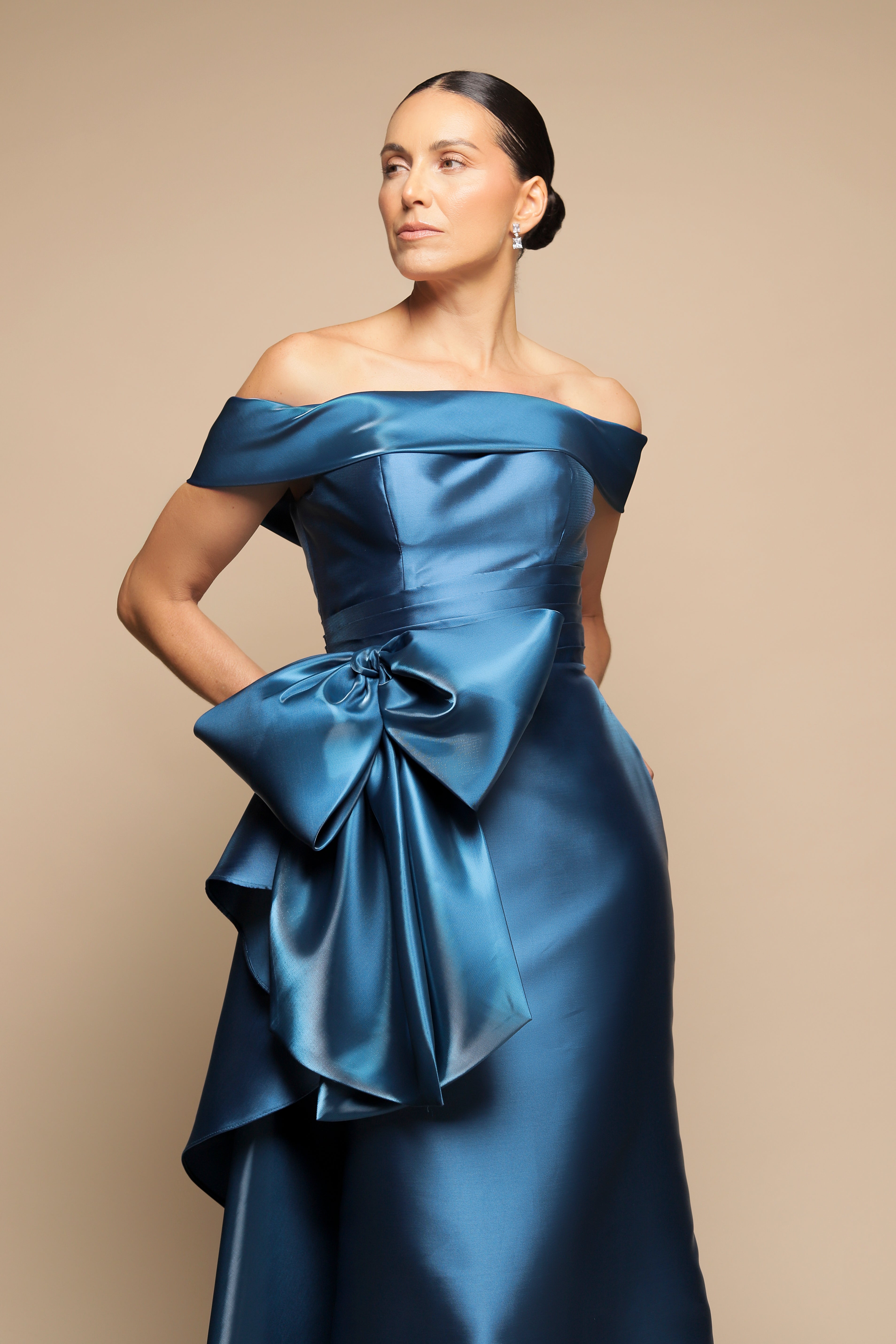 VESTIDO ESCOTE BARCO CON MEDIA CAUDA AZUL PETROLEO