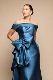 VESTIDO ESCOTE BARCO CON MEDIA CAUDA AZUL PETROLEO