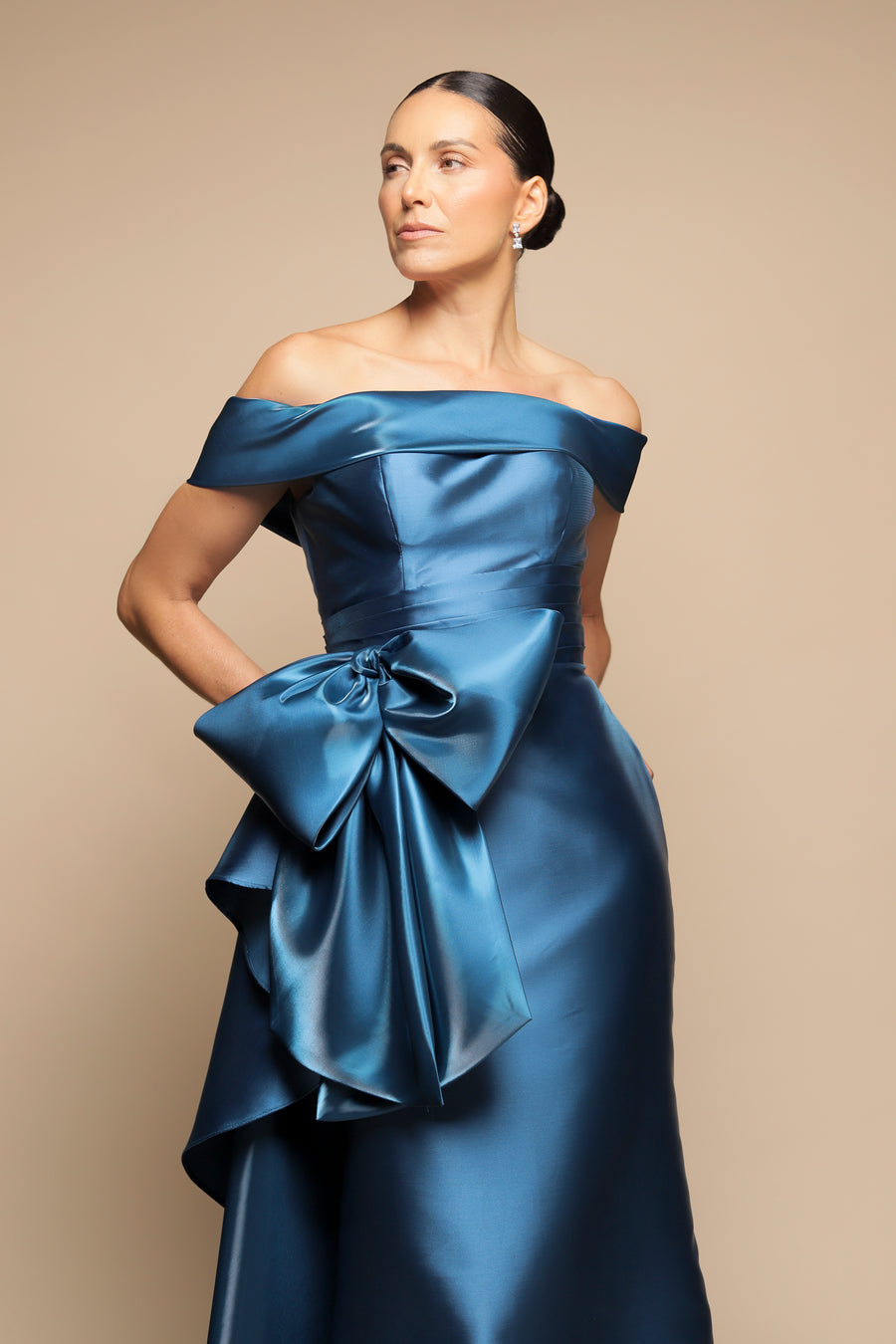 VESTIDO ESCOTE BARCO CON MEDIA CAUDA AZUL PETROLEO