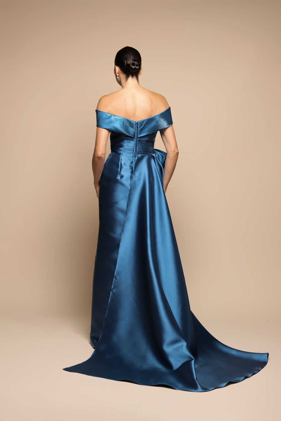 VESTIDO ESCOTE BARCO CON MEDIA CAUDA AZUL PETROLEO