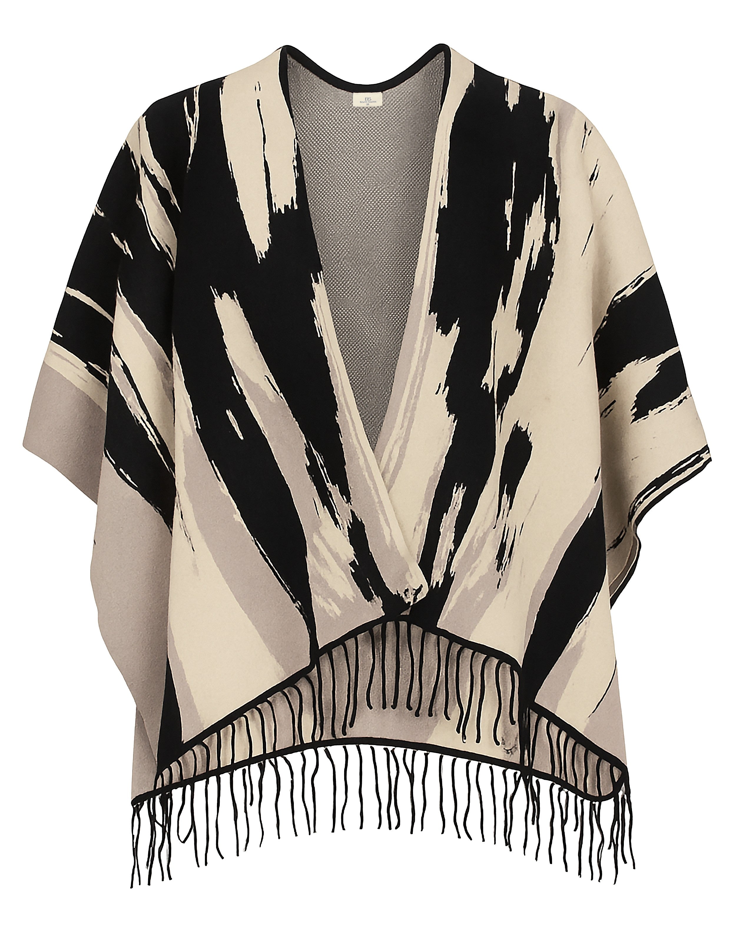 Poncho tejido Benito Santos con diseño de brochazos negros sobre fondo color arena y terminación en flecos, moda mexicana de lujo