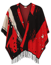 Poncho tejido Benito Santos con diseño de brochazos negros sobre fondo color arena y terminación en flecos, moda mexicana de lujo.