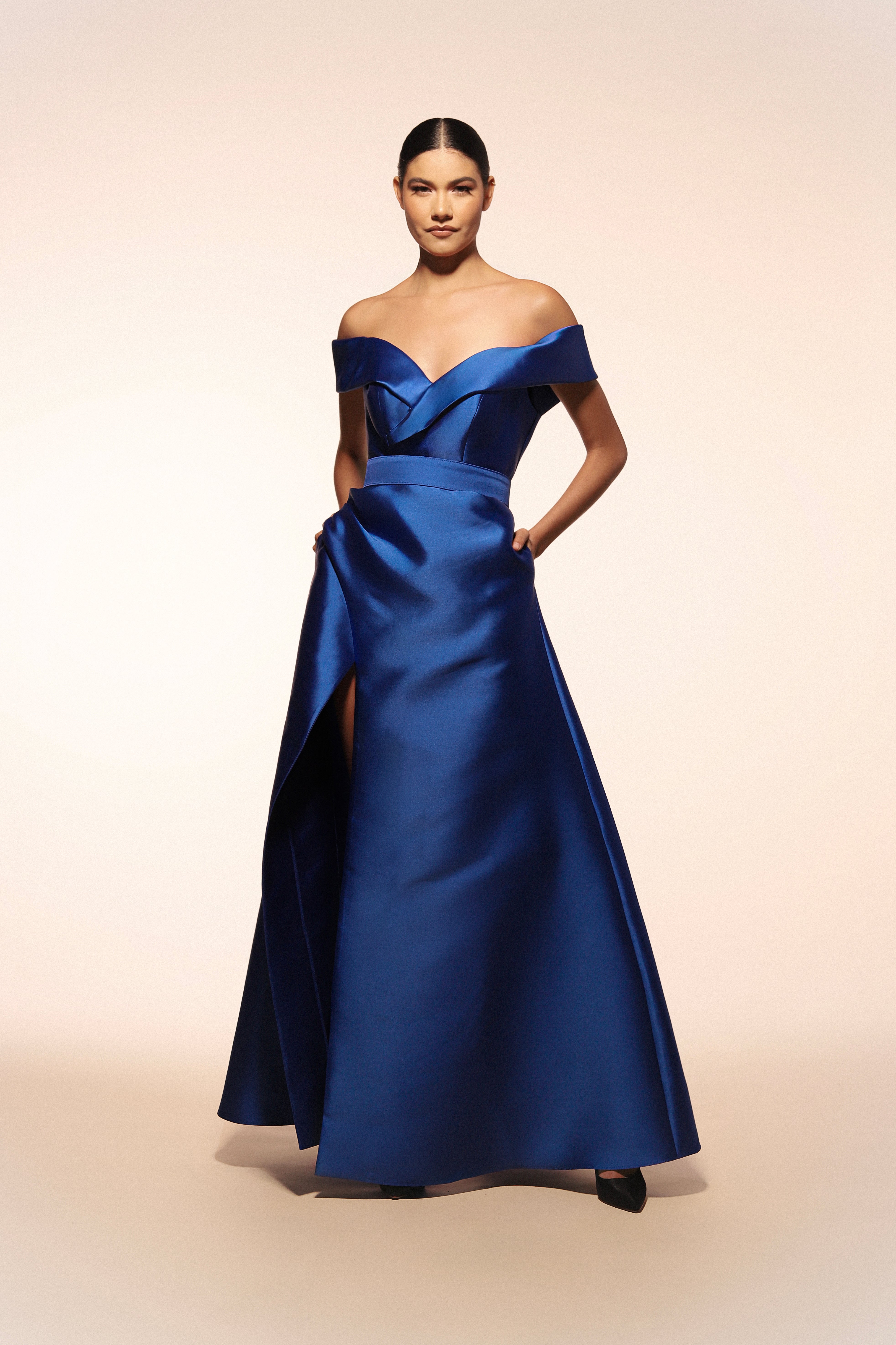 Vestido de gala Benito Santos color azul con escote barco y falda asimétrica con abertura frontal