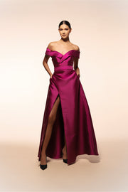 Vestido de gala Benito Santos color bugambilia con escote barco y falda asimétrica con abertura frontal