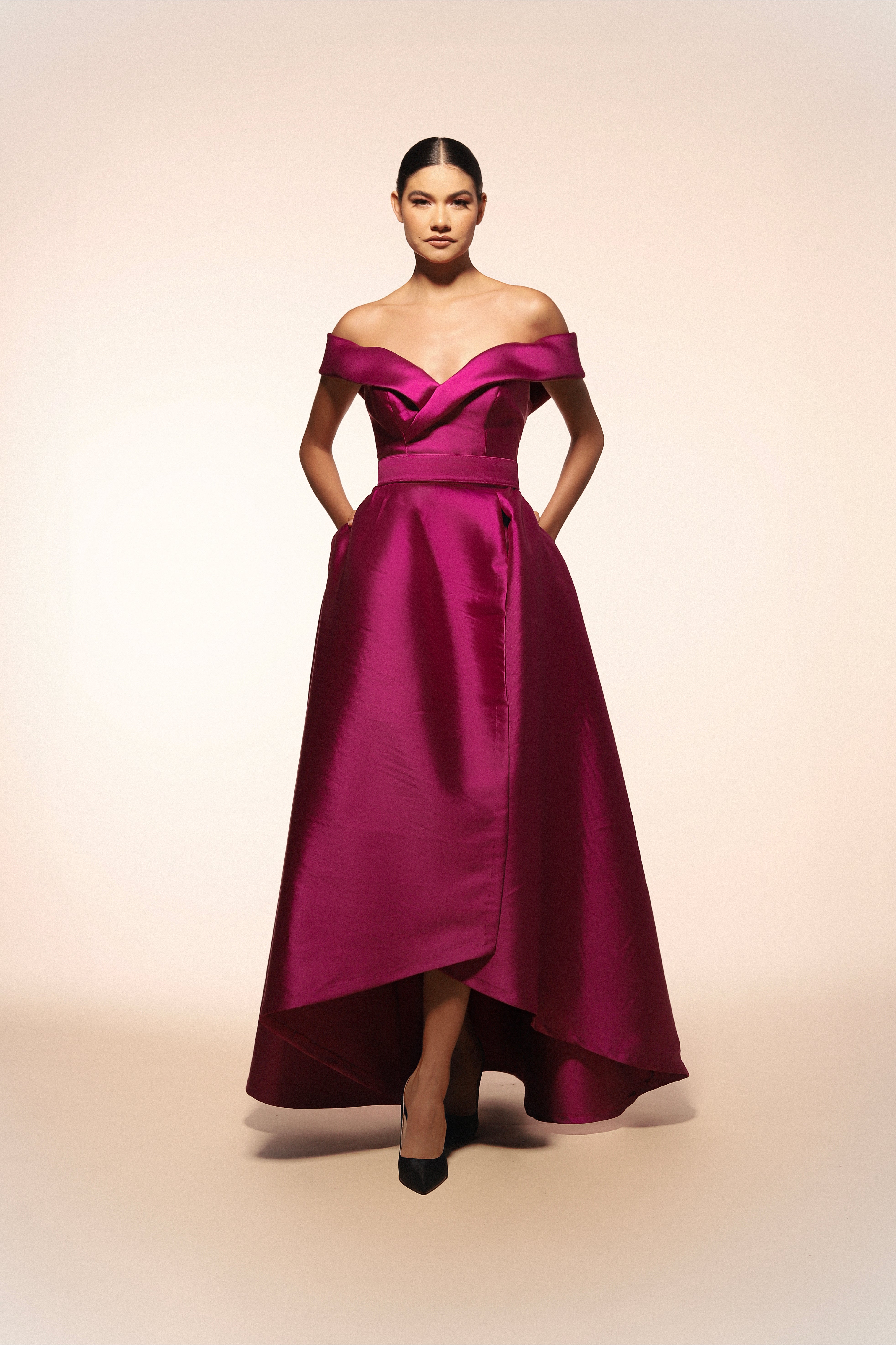 Vestido de gala Benito Santos color bugambilia con escote barco y falda envolvente.