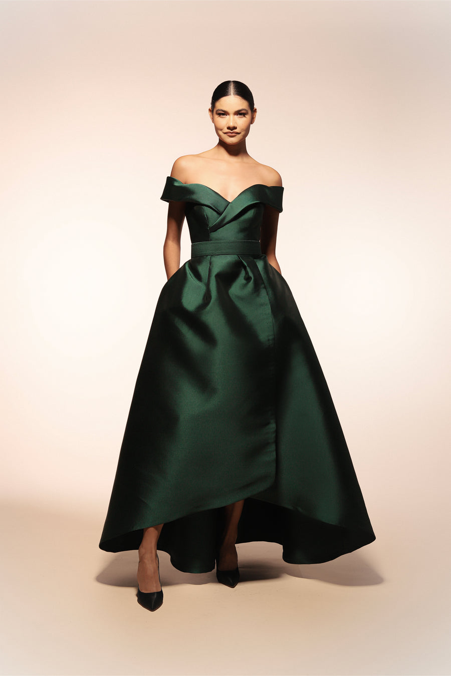 Vestido de gala Benito Santos color verde con escote barco y falda envolvente.