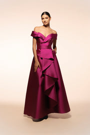 Vestido de gala Benito Santos color bugambilia con escote barco y falda de línea A con detalle de olanes verticales.