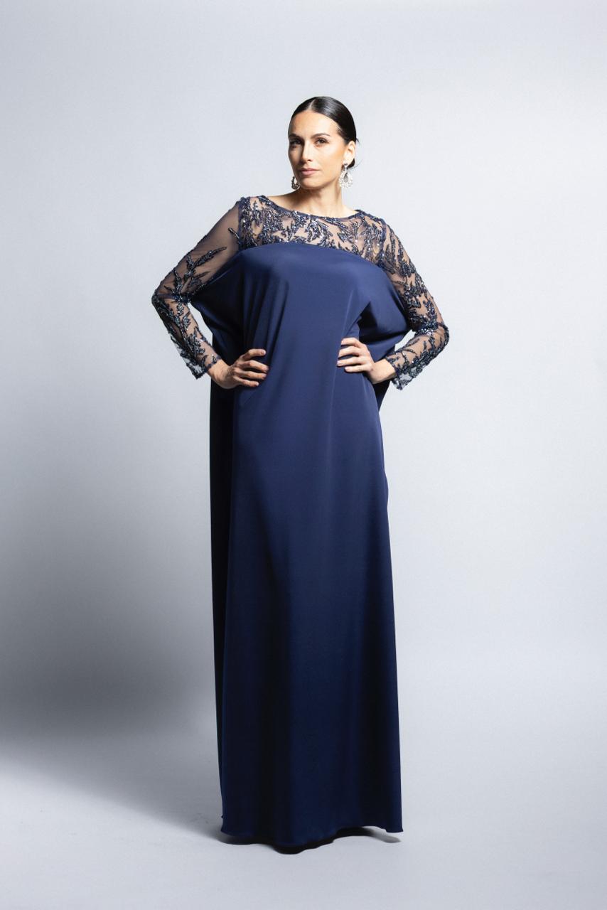 Vestido largo de fiesta color púrpura con torso y mangas de encaje floral.