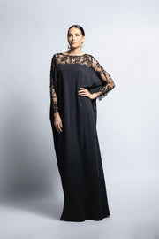 Vestido largo de fiesta color púrpura con torso y mangas de encaje floral.