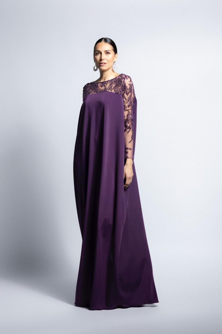 Vestido largo de fiesta color púrpura con torso y mangas de encaje floral.