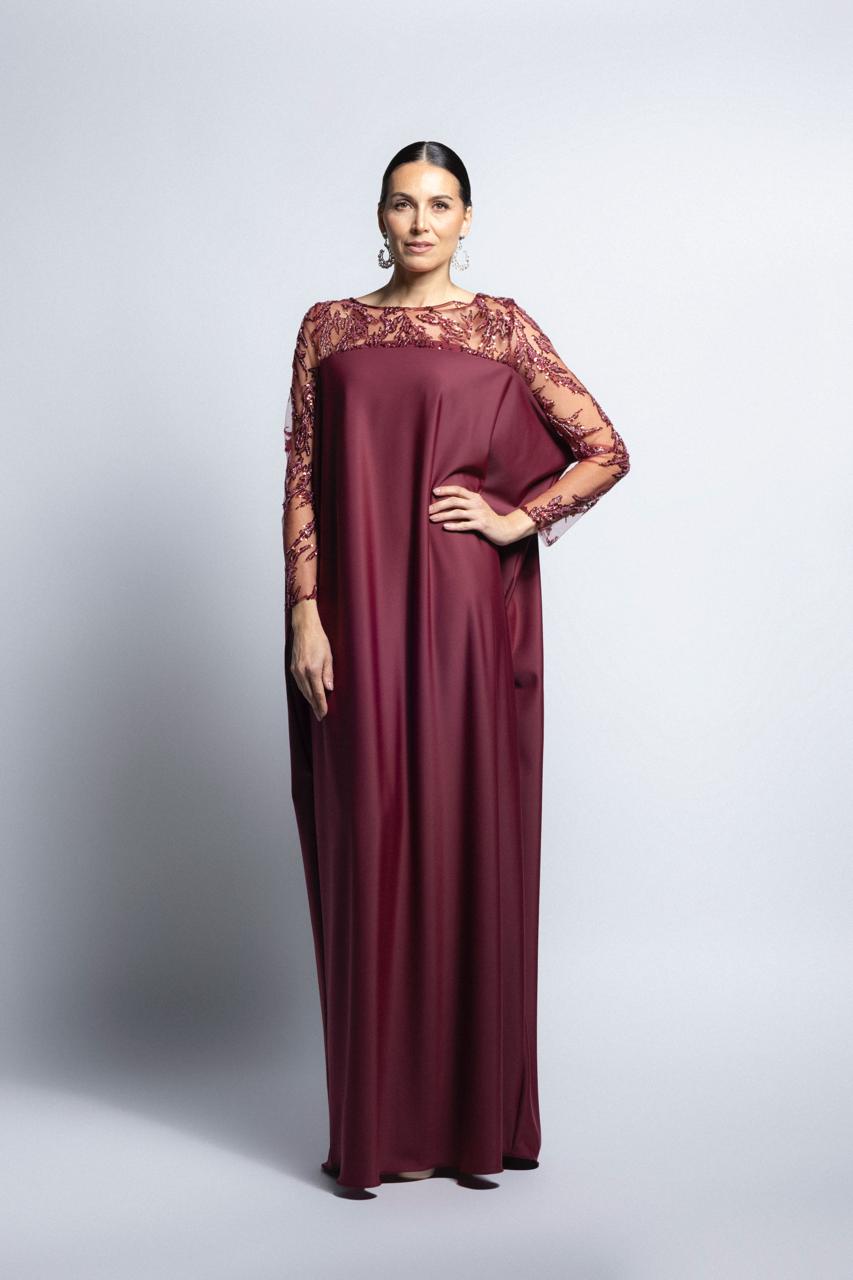 Vestido largo de fiesta color púrpura con torso y mangas de encaje floral.