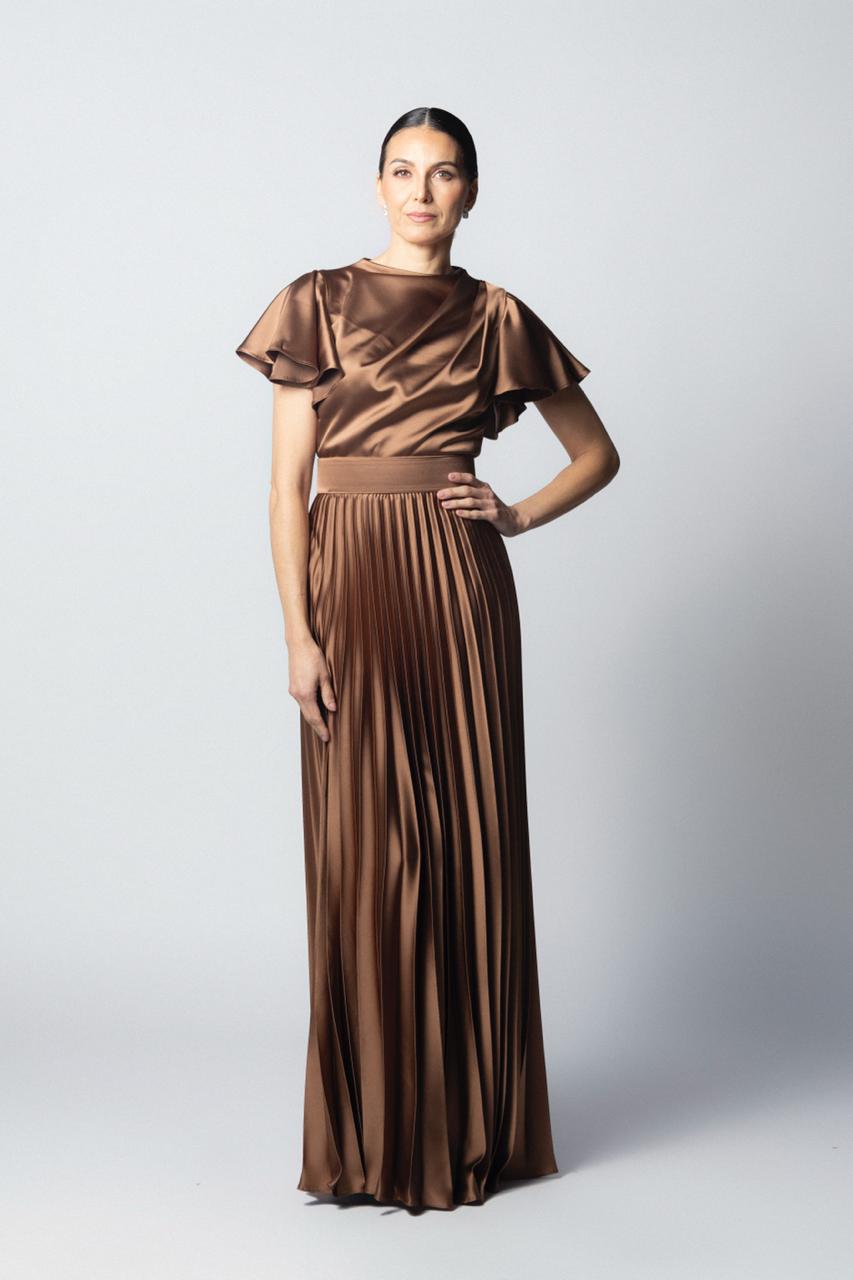 Vestido largo de fiesta en satín plisado color café chocolate, con cuello alto, mangas cortas acampanadas y falda fluida.