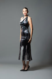 Vestido de noche tipo halter de Benito Santos, diseño midi con estampado abstracto en escala de grises y negro, moda mexicana de lujo.