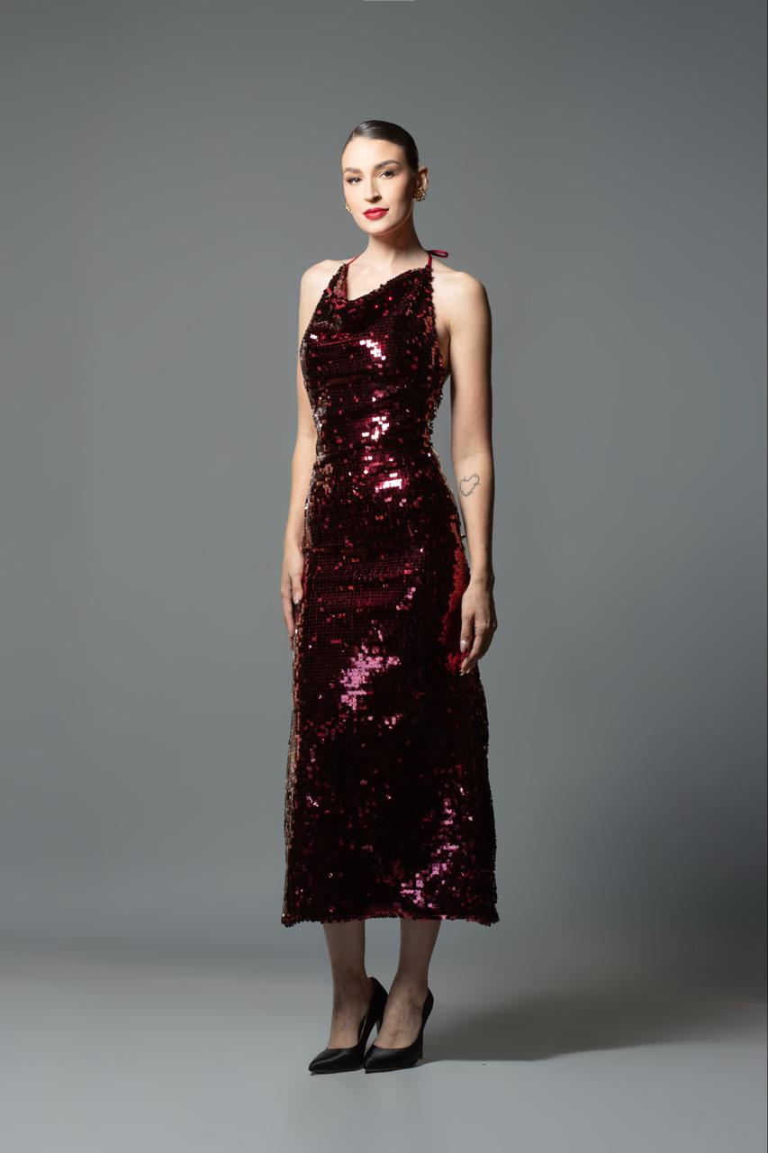 Vestido de lentejuelas rojo Benito Santos, diseño de fiesta con cuello halter y falda midi, moda mexicana de lujo.