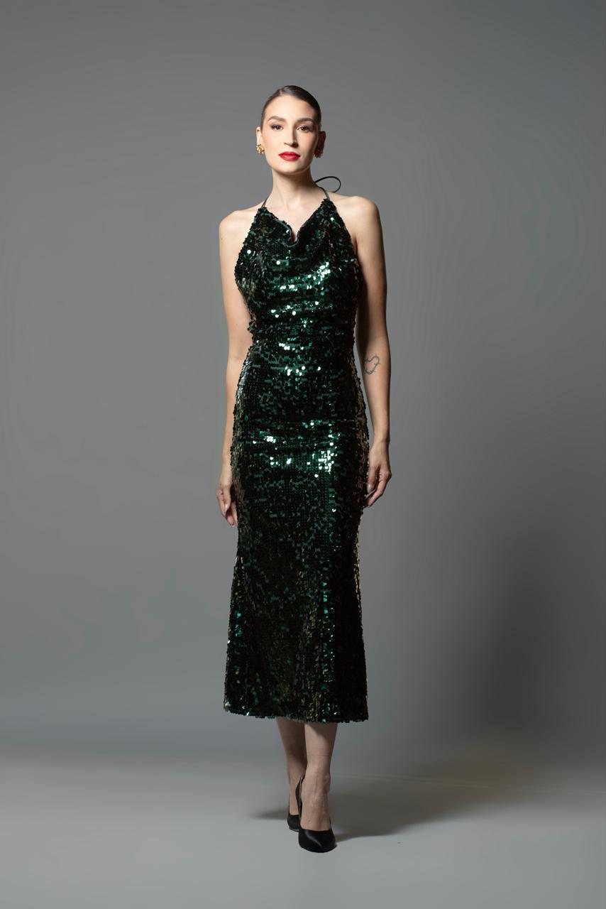 Vestido de lentejuelas verde Benito Santos, diseño de fiesta con cuello halter y falda midi, moda mexicana de lujo.