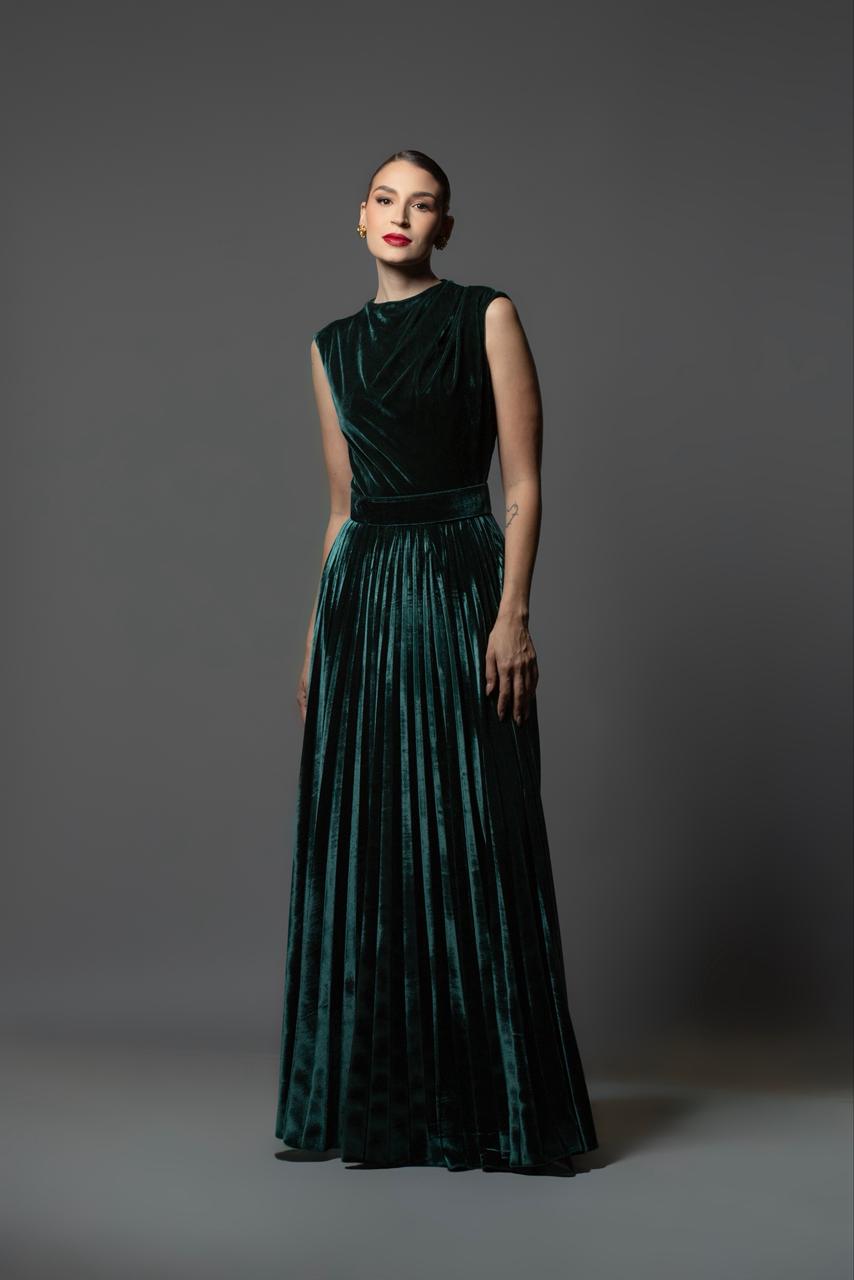 Vestido de noche Benito Santos color azul en tela terciopelo, diseño de falda plisada larga y talle ajustado, moda mexicana de lujo.