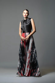 Vestido de noche Benito Santos con estampado de pinceladas abstractas tricolores, cuello alto y falda fluida, moda mexicana de lujo para eventos de gala.