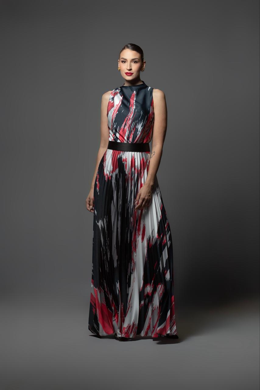 Vestido de noche Benito Santos con estampado de pinceladas abstractas tricolores, cuello alto y falda fluida, moda mexicana de lujo para eventos de gala.