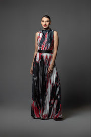 Vestido de noche Benito Santos con estampado de pinceladas abstractas tricolores, cuello alto y falda fluida, moda mexicana de lujo para eventos de gala.