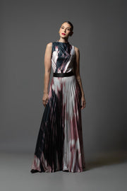 Vestido de noche Benito Santos con estampado de pinceladas abstractas tricolores, cuello alto y falda fluida, moda mexicana de lujo para eventos de gala..