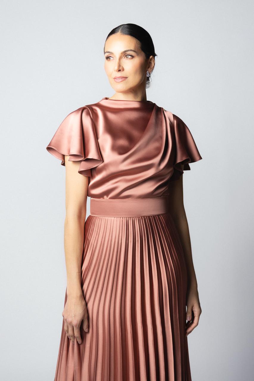 VESTIDO TABLEADO HOMBRO CON MANGAS DE OLÁN ROSA