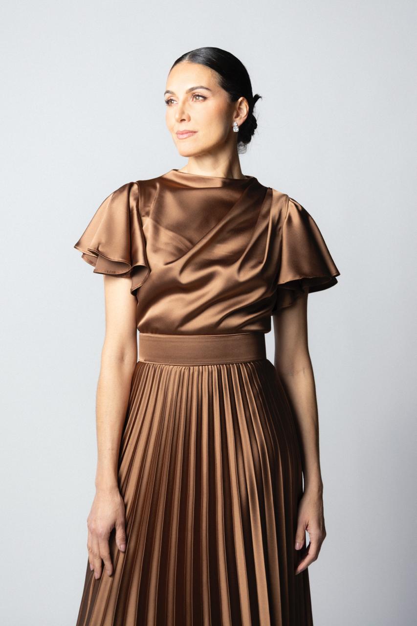 VESTIDO TABLEADO HOMBRO CON MANGAS DE OLÁN CHOCOLATE