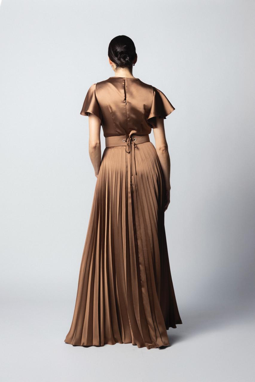 VESTIDO TABLEADO HOMBRO CON MANGAS DE OLÁN CHOCOLATE